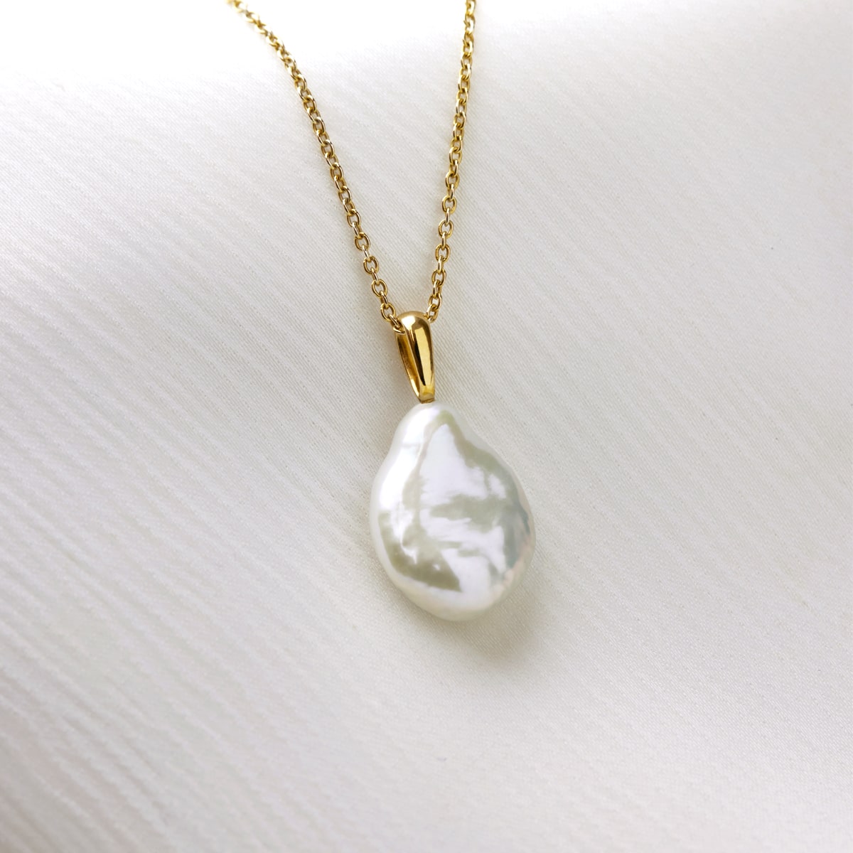 Yellow gold deals and pearl necklace